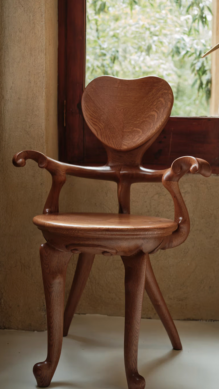 每件復刻品附有高第簽名複製，並通過 Real Cátedra Gaudí 官方認證